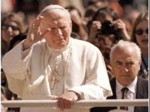 papa-con-gen-cibin - Camillo Cibin - Cibin was with Pope John Paul II when he was shot in St. Peter's Square in 1981. - Vatican City - Czuwał nad bezpieczeństwem pięciu ostatnich papieży. Był żonaty i miał trójkę dzieci. Ze względu na wyjątkowe predyspozycje i oddanie Janowi Pawłowi II nazywany był jego „aniołem stróżem”. Znany był również ze swej dyskrecji i nadzwyczajnej odpowiedzialności. Był przy Janie Pawle II w czasie jego najtrudniejszych wizyt zagranicznych oraz wakacyjnych przechadzek w Dolomitach. Jego wysportowana sylwetka na zawsze kojarzona będzie z pontyfikatem Papieża - Polaka.